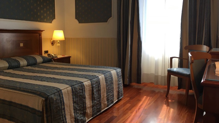 Две смежные двуспальной кроватью или двумя кроватями человека номера Hotel Отель Andreola Central Милан