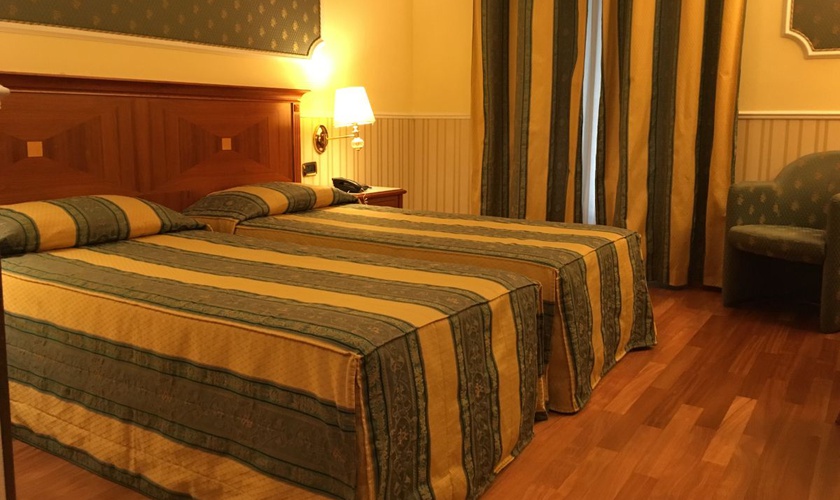 Две смежные двуспальной кроватью или двумя кроватями человека номера Hotel Отель Andreola Central Милан