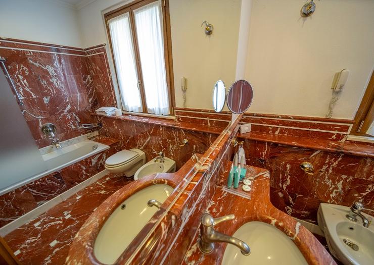 DOUBLE SUPERIOR ROOM FOR SINGLE USE Hotel Отель Andreola Central Милан DOUBLE SUPERIOR ROOM FOR SINGLE USE Hotel Отель Andreola Central Милан